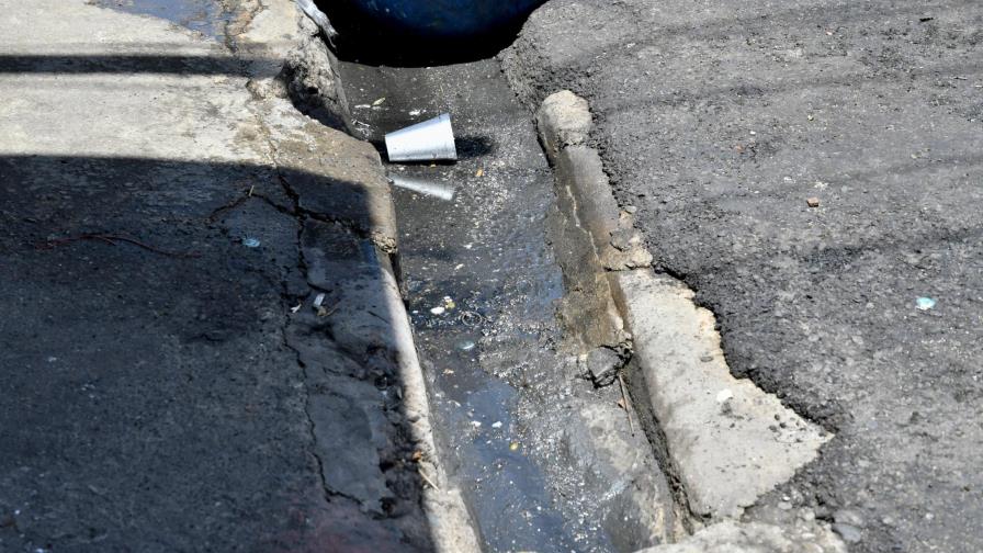 Sistema de drenaje sanitario en el Ensanche La Fe está colapsado Sistema de drenaje sanitario en el Ensanche La Fe está colapsado