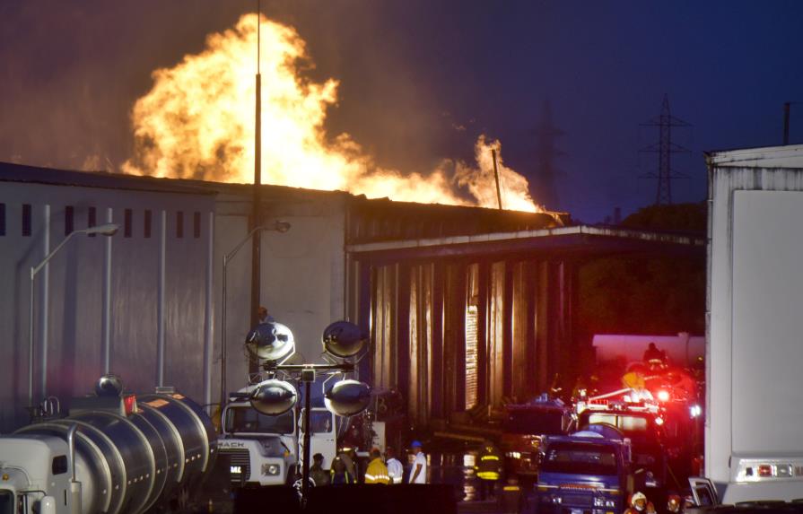 Fuego afecta depósito de Casa Brugal en Puerto Plata; hay siete afectados