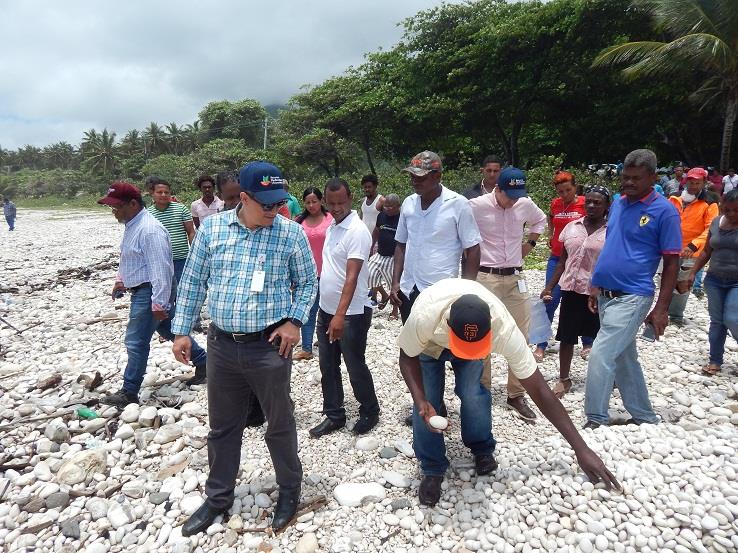 Técnicos de Medio Ambiente inspeccionan playas por recogida de piedras