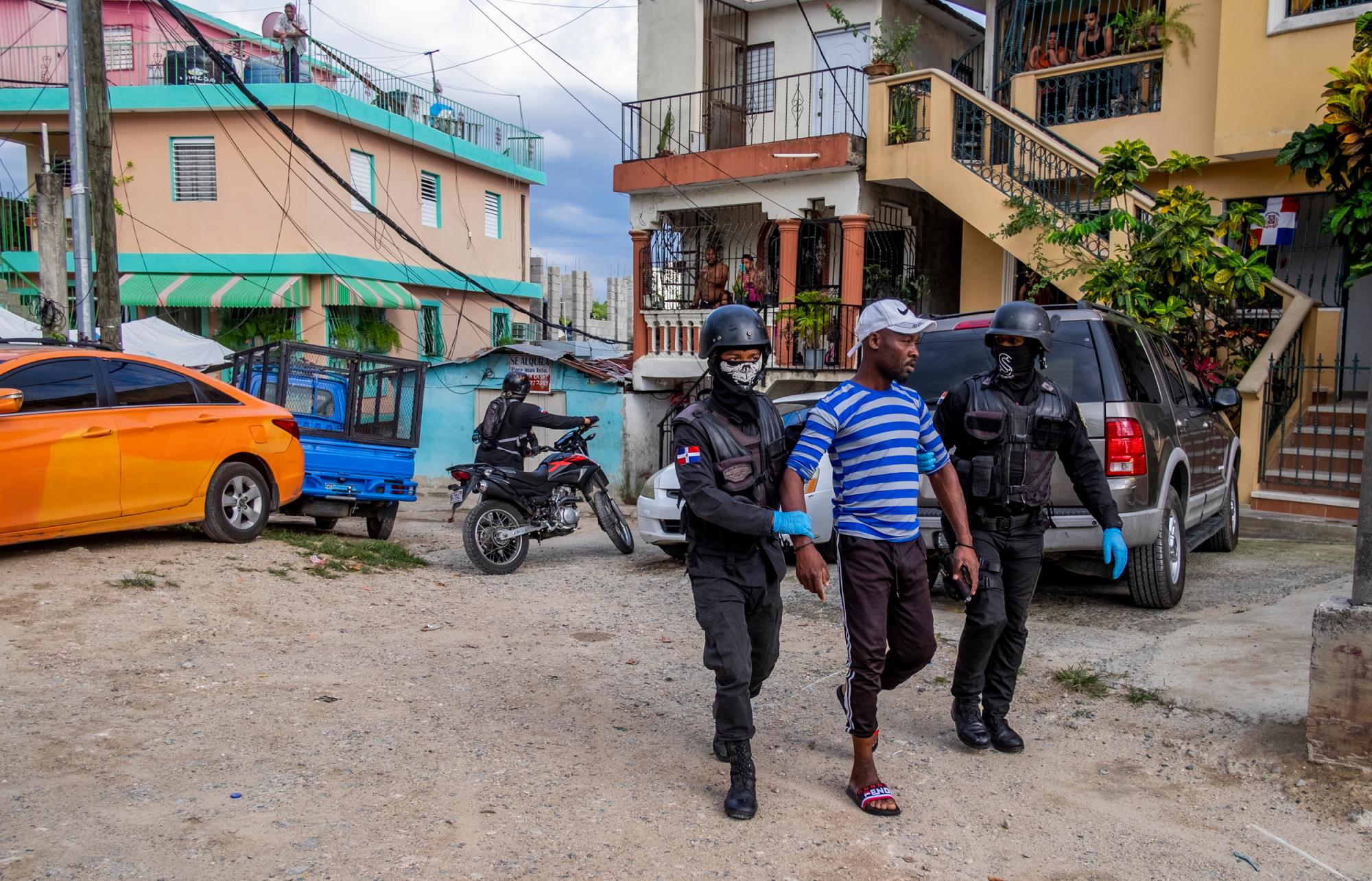 Efectivos de orden público realizando una redada en el sector Cristo Rey en Santo Domingo. reportes de la Policía Nacional muestran que desde el pasado viernes 20 hasta el día 25 de marzo, fueron arrestadas en total 9.856 personas. Se estableció que muchos de los arrestados eran reincidentes.