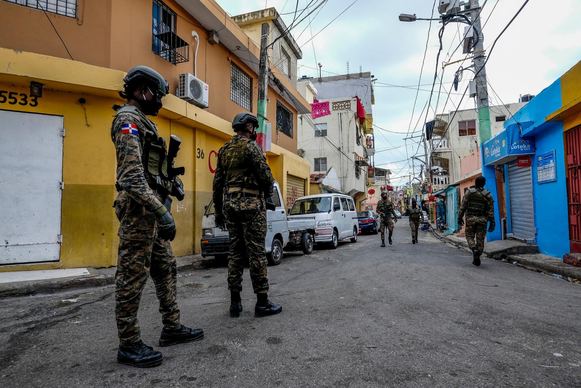 Efectivos de orden público realizando una redada en el sector Los Ríos de Santo Domingo. reportes de la Policía Nacional muestran que desde el pasado viernes 20 hasta el día 25 de marzo, fueron arrestadas en total 9.856 personas. Se estableció que muchos de los arrestados eran reincidentes.