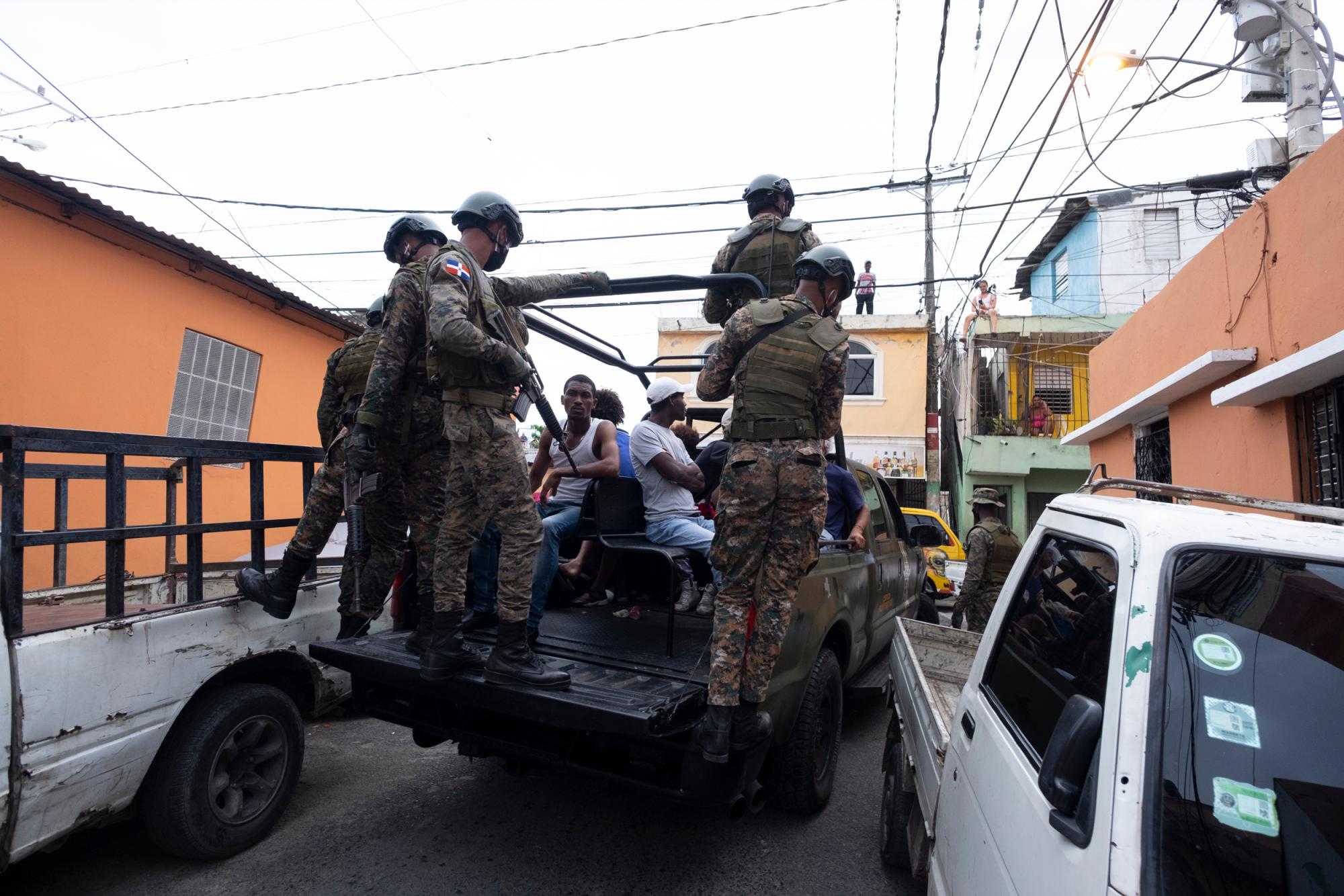 Efectivos de orden público realizando una redada en el sector Los Ríos en Santo Domingo. reportes de la Policía Nacional muestran que desde el pasado viernes 20 hasta el día 25 de marzo, fueron arrestadas en total 9.856 personas. Se estableció que muchos de los arrestados eran reincidentes.