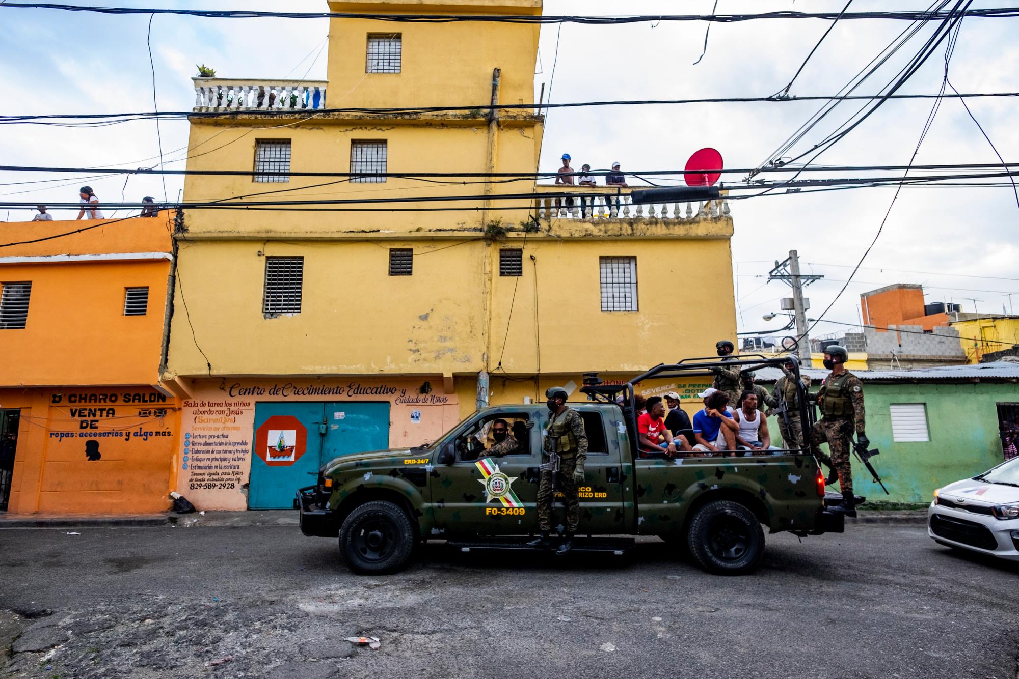 Efectivos de orden público realizando una redada en el sector Los Ríos en Santo Domingo. reportes de la Policía Nacional muestran que desde el pasado viernes 20 hasta el día 25 de marzo, fueron arrestadas en total 9.856 personas. Se estableció que muchos de los arrestados eran reincidentes.