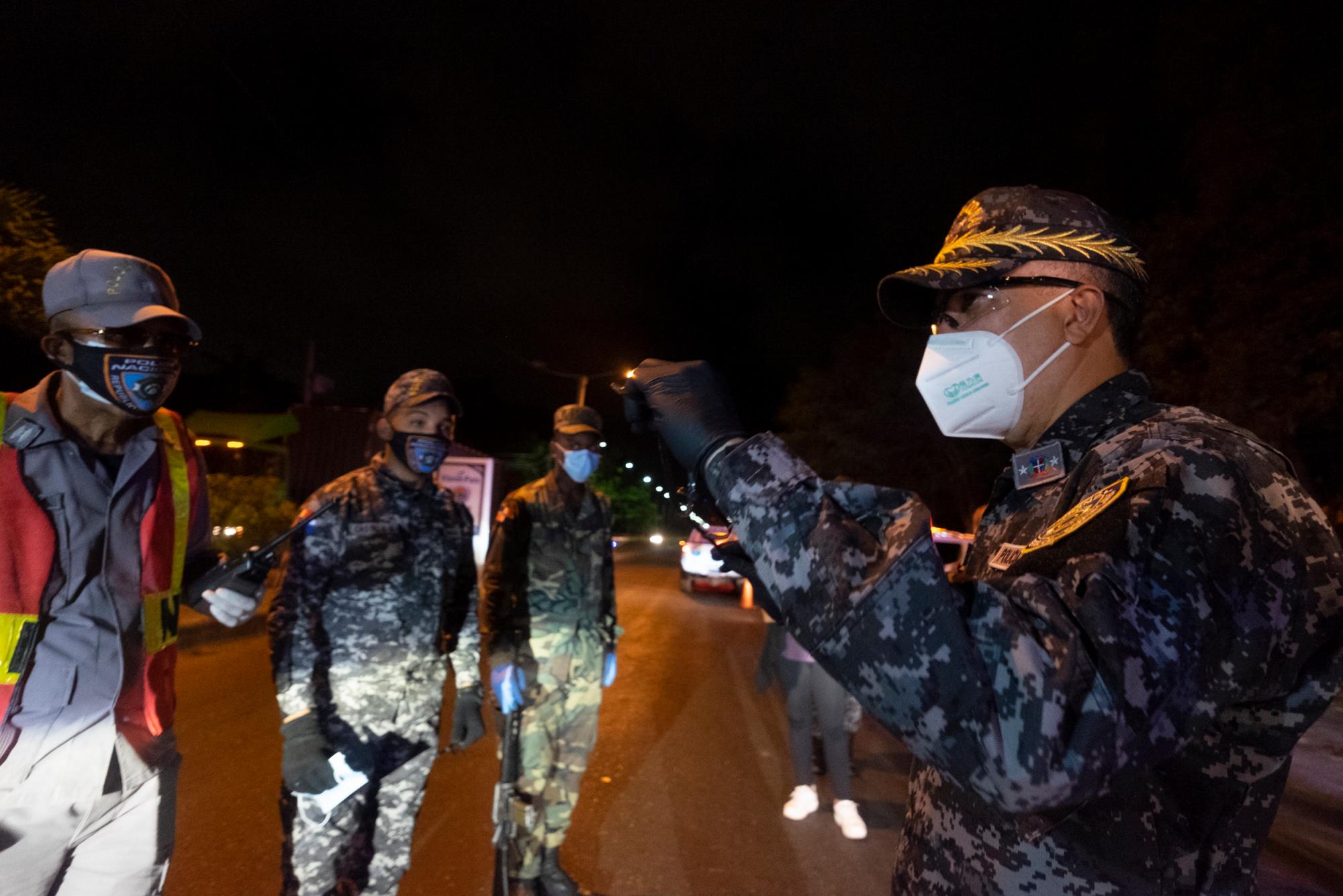 El director general de la Policía Nacional, mayor general Ney Aldrin Bautista supervisó esta semana el trabajo de sus agentes durante el toque de queda. 