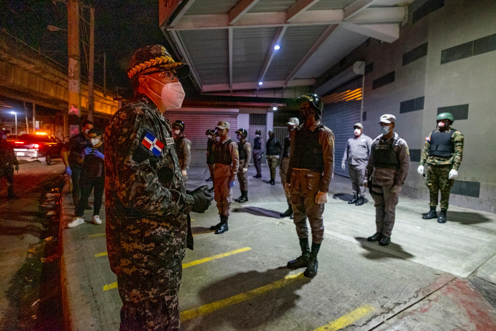 El director general de la Policía Nacional, mayor general Ney Aldrin Bautista supervisó esta semana el trabajo de sus agentes durante el toque de queda. 