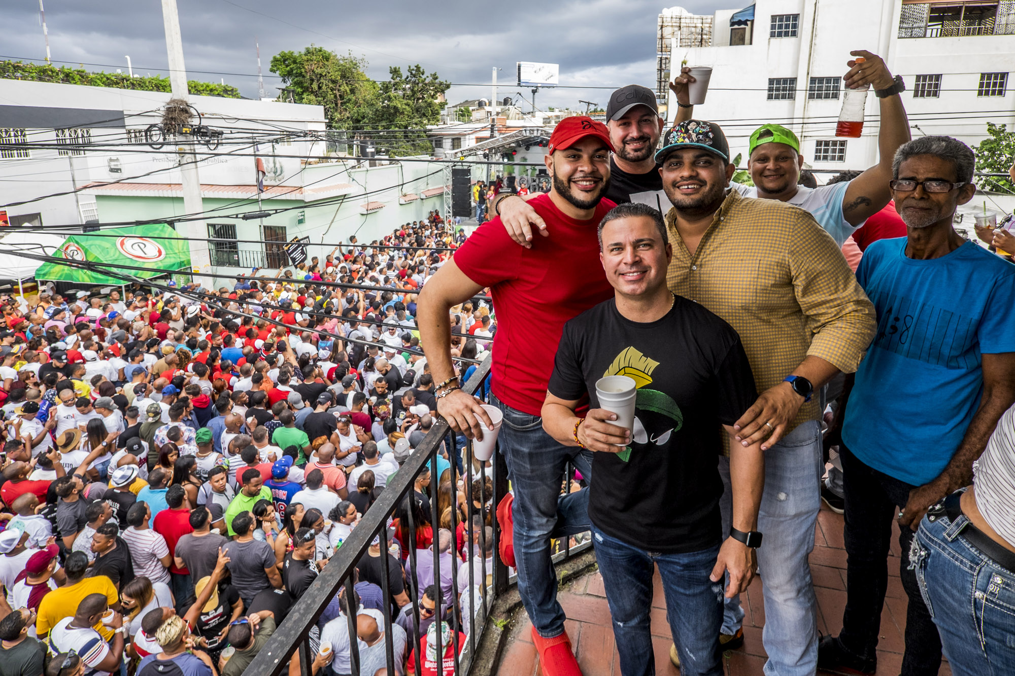 Los residentes disfrutan el evento desde sus balcones. 