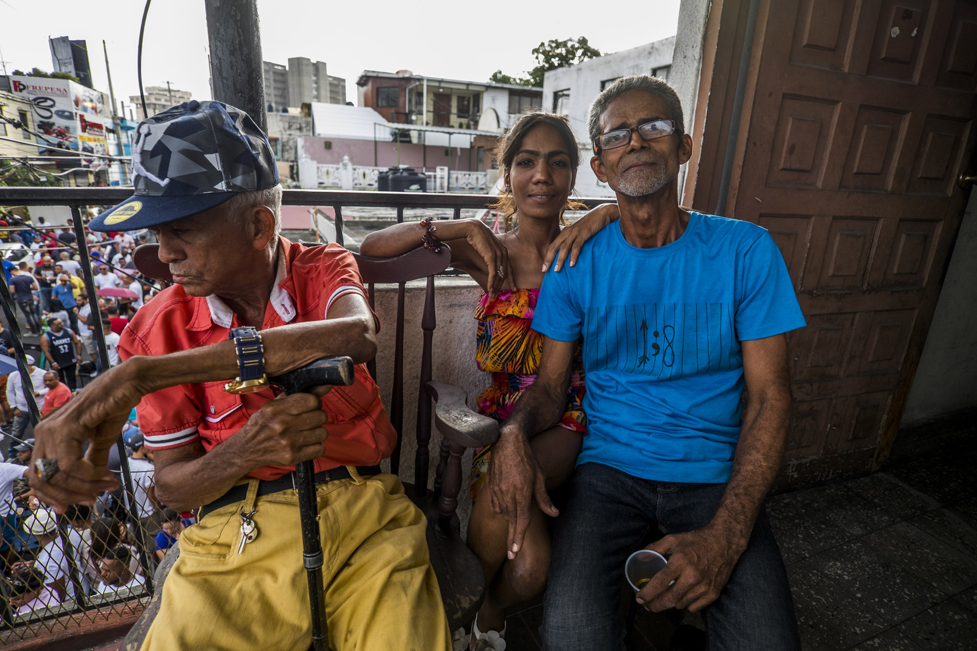 Los adultos mayores también disfrutaron del evento desde el balcón.
