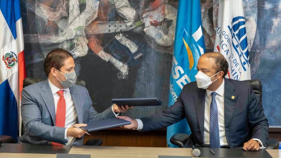 Firman acuerdo para que familias de bajos ingresos puedan acceder a viviendas