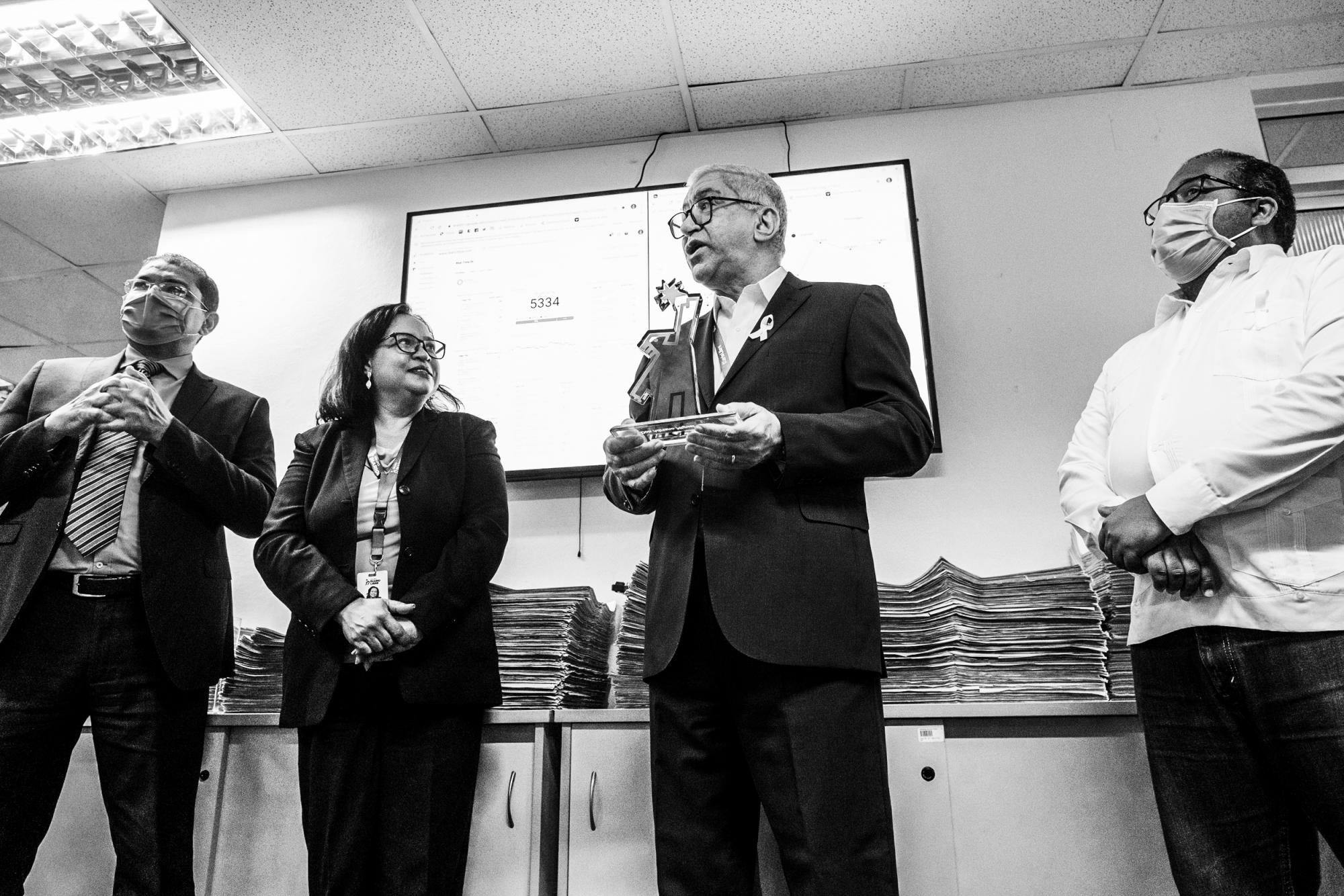 José María Reyes, Rosanna Figueroa y Omar Santana después de entregar la estatuilla de Diario Libre a don Adriano, en representación de todos los compañeros