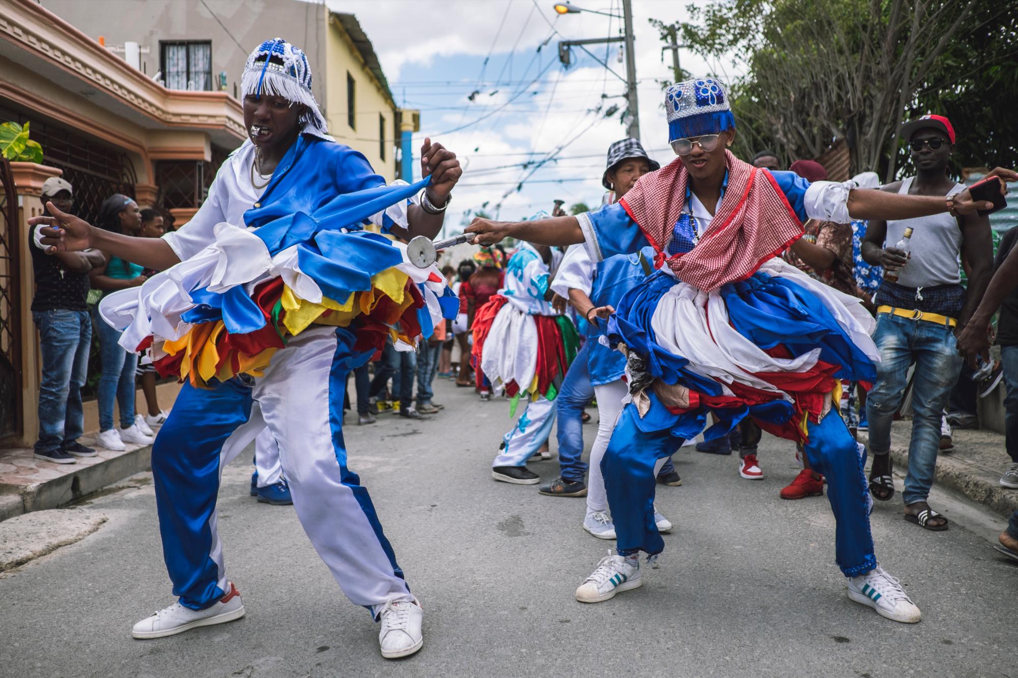 Los bailadores de gagá utilizan objetos, ropas e instrumentos que son bautizados en ceremonias que se realizan de madrugada días antes de salir a recorrer las calles.