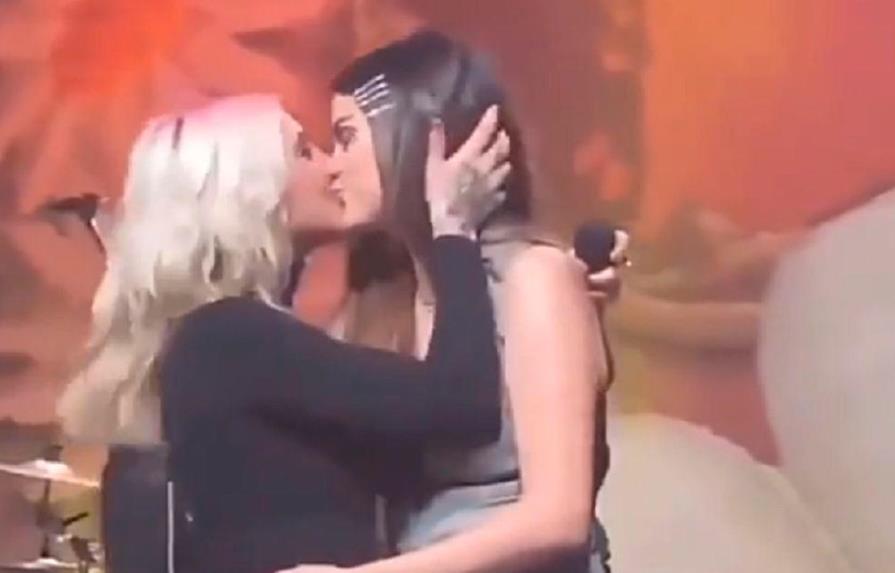 Video | Selena Gómez besa en la boca a otra mujer durante concierto 