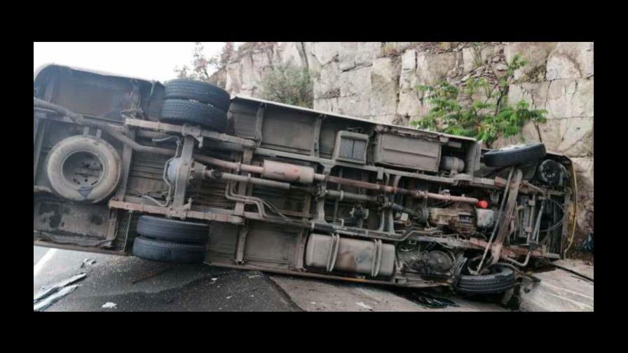 Mueren 15 personas tras choque de bus en Perú