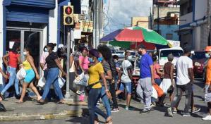 La avenida Duarte luce abarrotada de compradores navideños