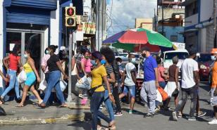 La avenida Duarte luce abarrotada de compradores navideños