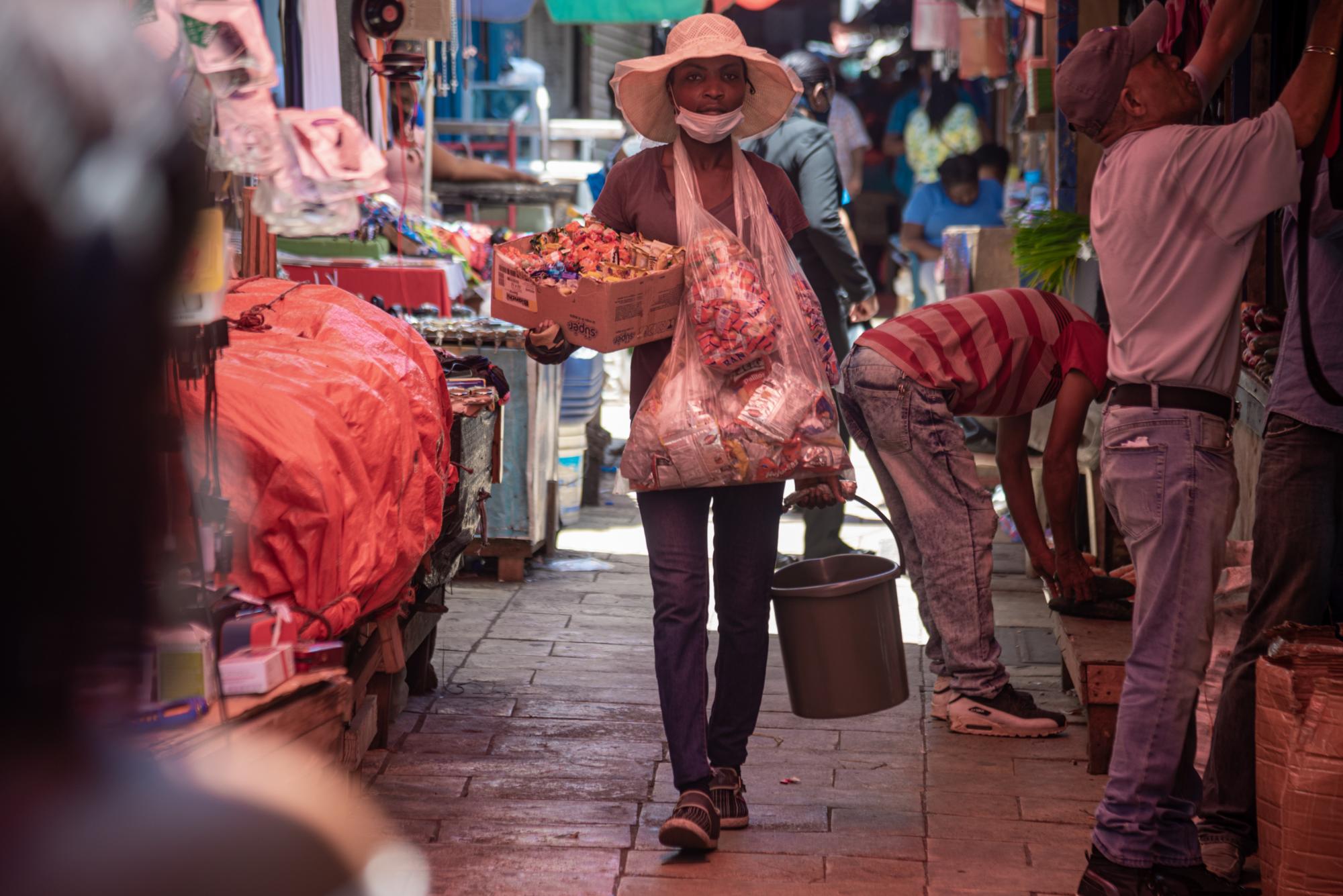 Calles y aceras abarrotadas con comerciantes informales forman parte de la cotidianidad para los habitantes de esa zona de la capital. (Foto: Eddy Vittini)