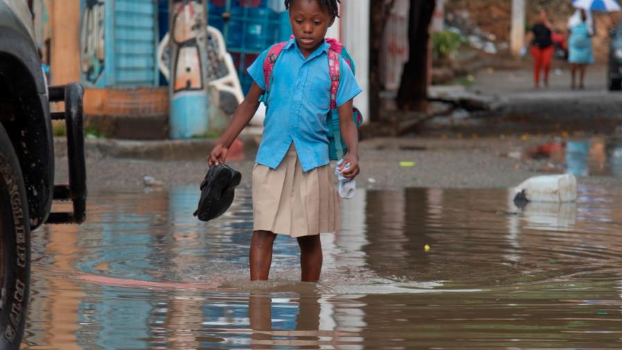 En Simonico exigen solución a charco que inunda casas
