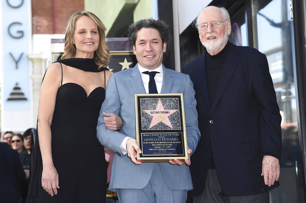 Posa con la actriz y directora Helen Hunt y el compositor John Williams durante la ceremonia de develación de su estrella en el Paseo de la Fama de Hollywood, el martes 22 de enero del 2019 en Los Ángeles  Richard Shotwell/Invision/AP