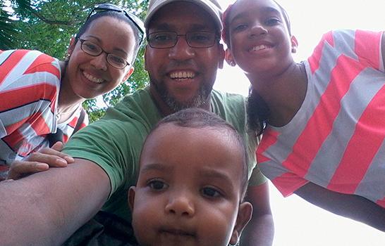 Dulven Núñez junto a su esposa Yovanka Gondres, y sus hijos Jasbe Leticia y Benjamin.