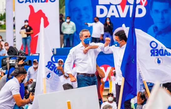 Presidente electo Luis Abinader visita al exalcalde David Collado