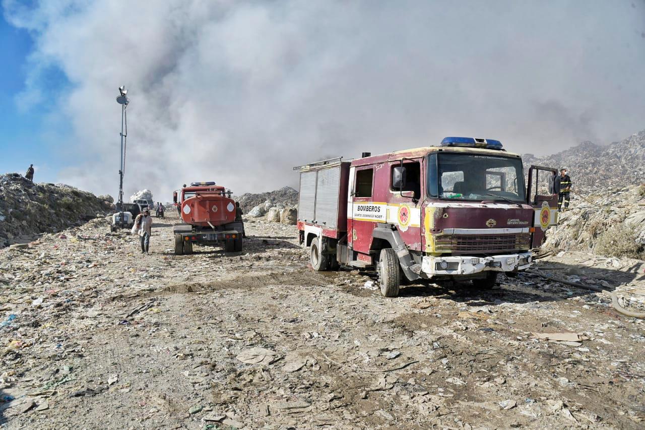 Varias unidades de los bomberos combaten el fuegol