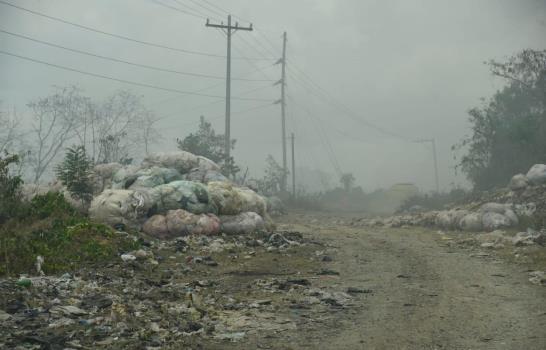 Se extienden las llamas y el humo del vertedero Duquesa