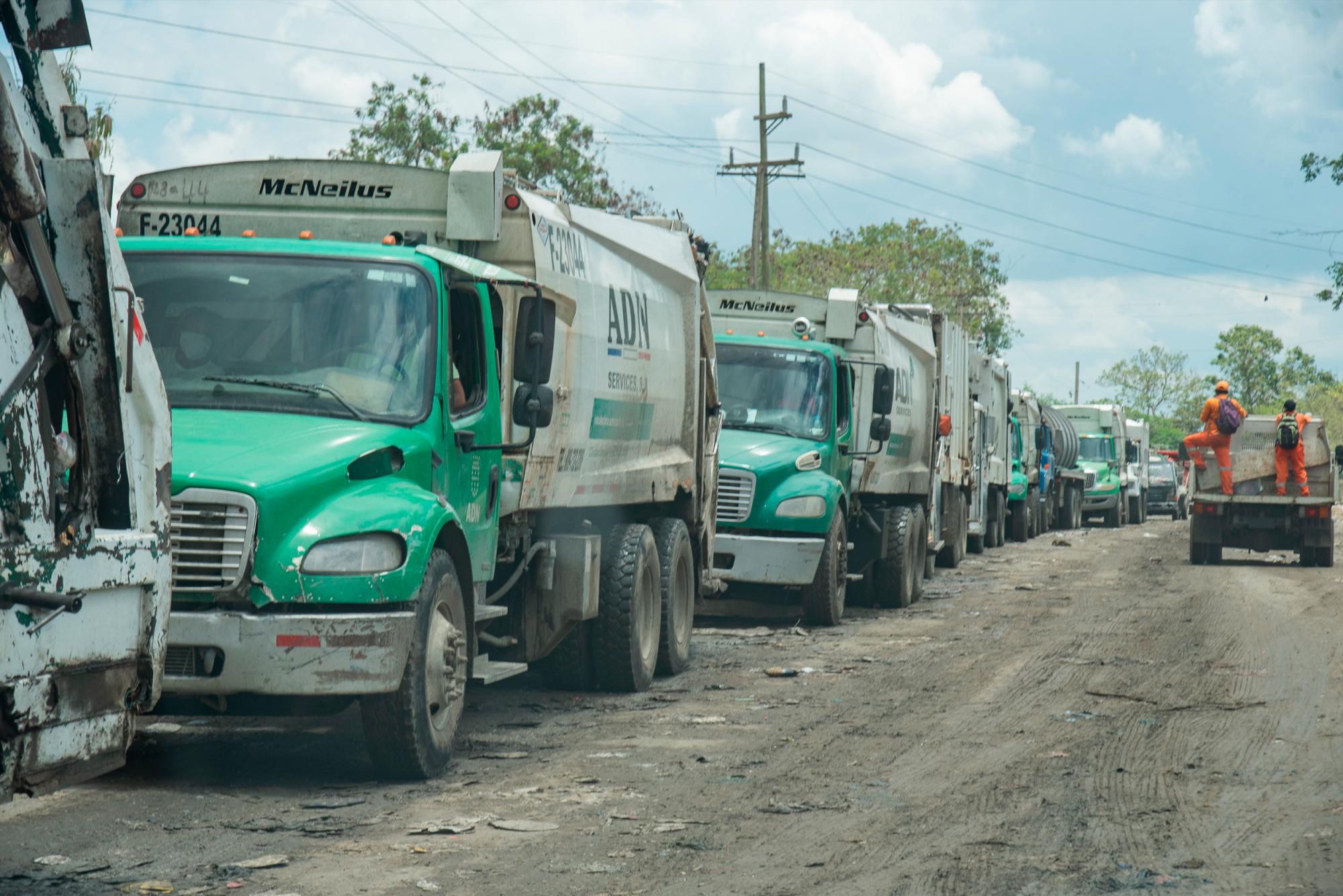 Camiones llenos de basura en fila no podían entrar al mediodía por la intensidad de la humareda que corría de sur a norte.