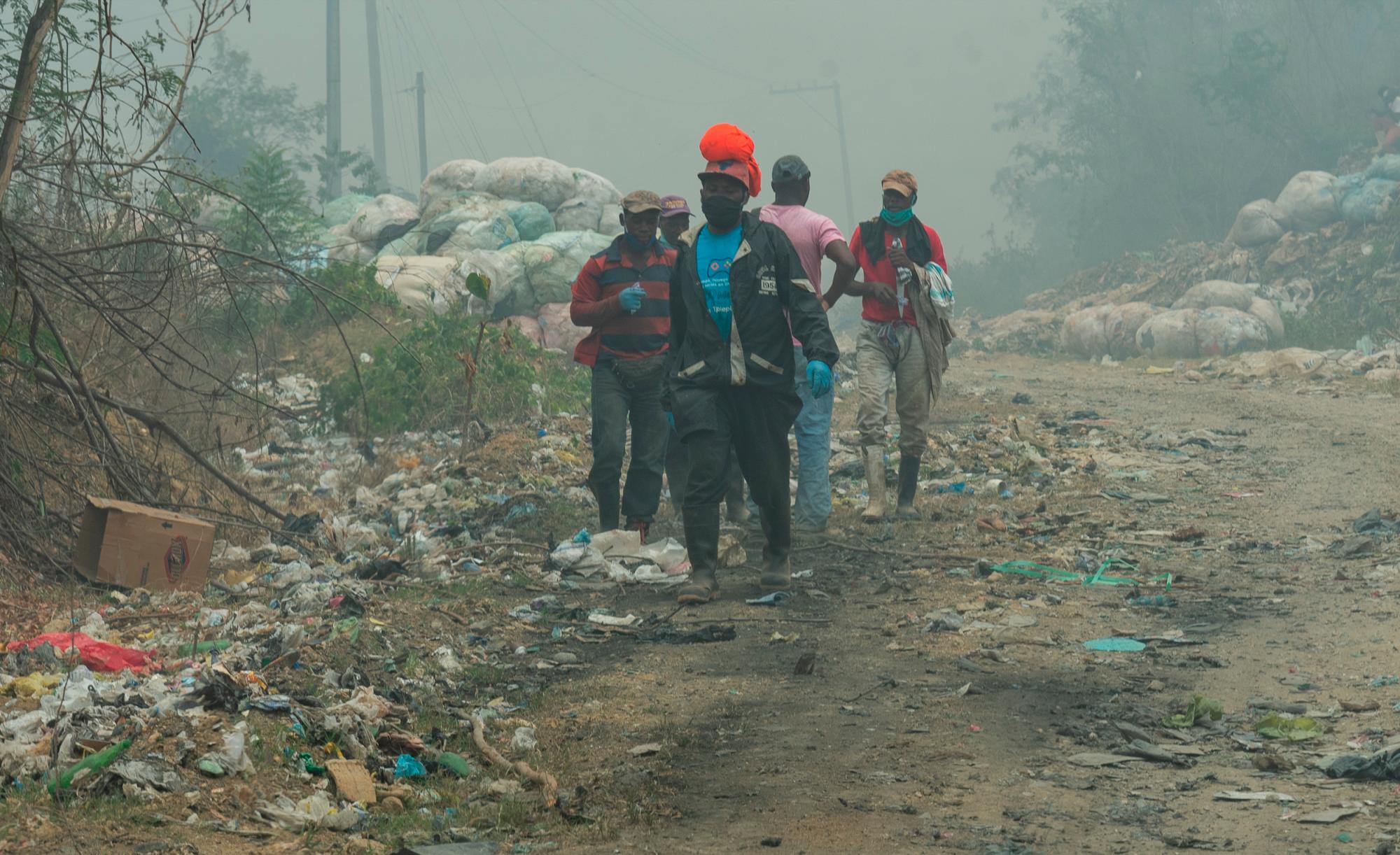 La densidad del humo, en ocasiones, no permite ni caminar con seguridad.
