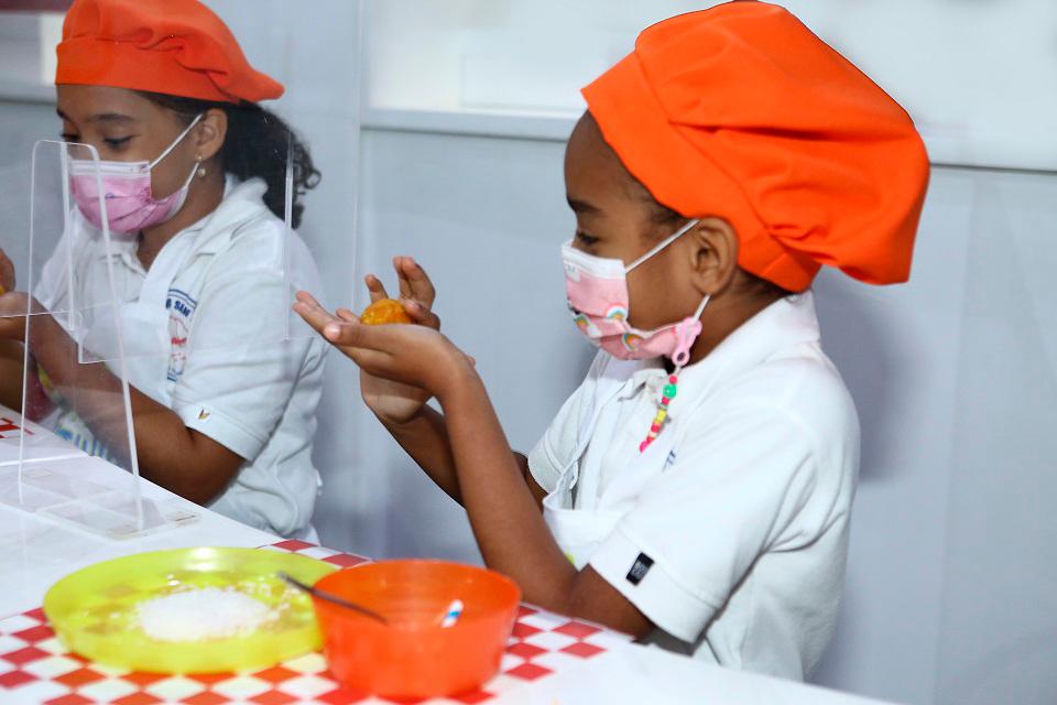 Durante el encuentro, los estudiantes realizaron recetas saludables y divertidas.