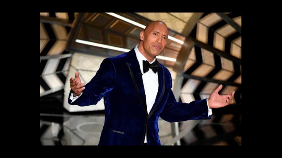 Actor Dwayne Johnson  ‘la Roca’  anuncia su regreso a la lucha libre