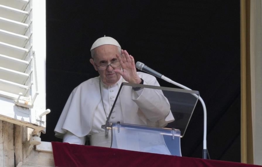 El papa vuelve a su ventana del Vaticano tras su operación
