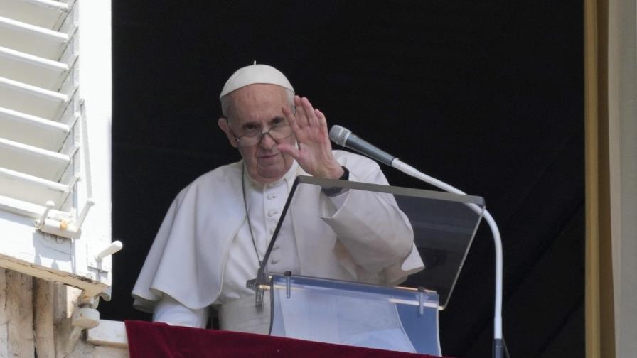 El papa vuelve a su ventana del Vaticano tras su operación