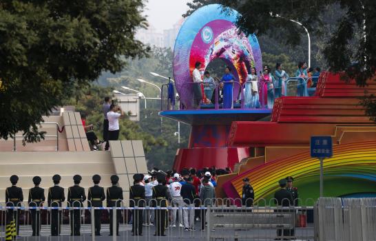 China muestra su poderío mientras Hong Kong protesta