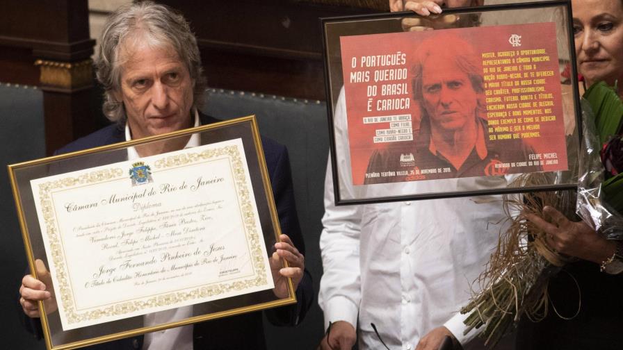 Técnico del Flamengo recibe título honorario en Río