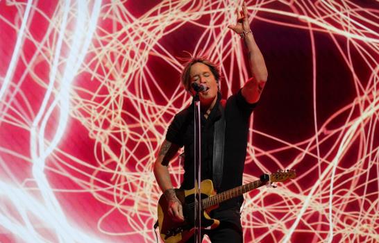 Luke Bryan gana máximo Premio ACM, mujeres dominan la velada