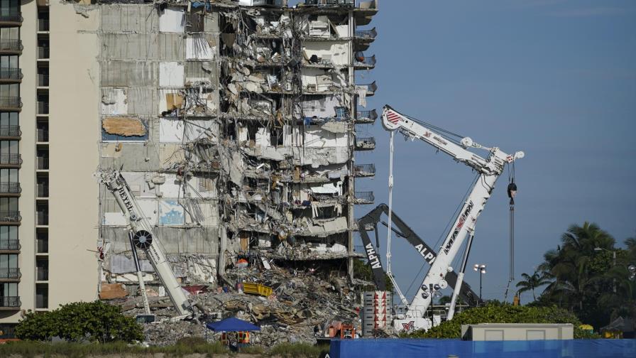 Suspenden labores de rescate en edificio derruido en Florida