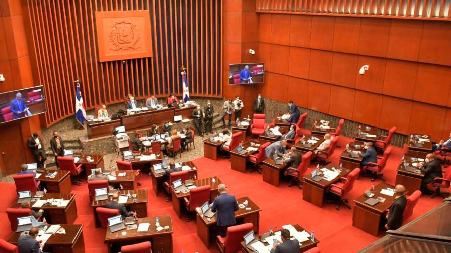 Senador solicita a Dirección de Aduana una “gracia” de 4, 000 dólares en el verano para la diáspora