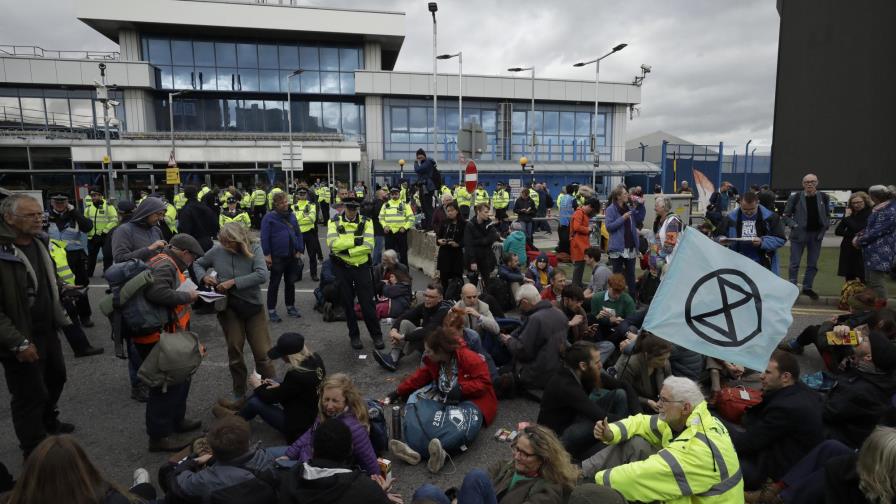 Activistas protestan contra cambio climático en NY y Londres