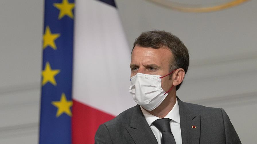 Macron ordena a todo el personal de salud que se vacune
