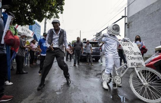 Dominicanos despiden con música y baile a Johnny Ventura