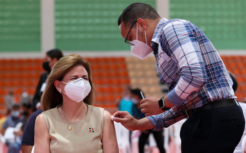 La vicepresidenta de la República, Raquel Peña, al ser vacunada.