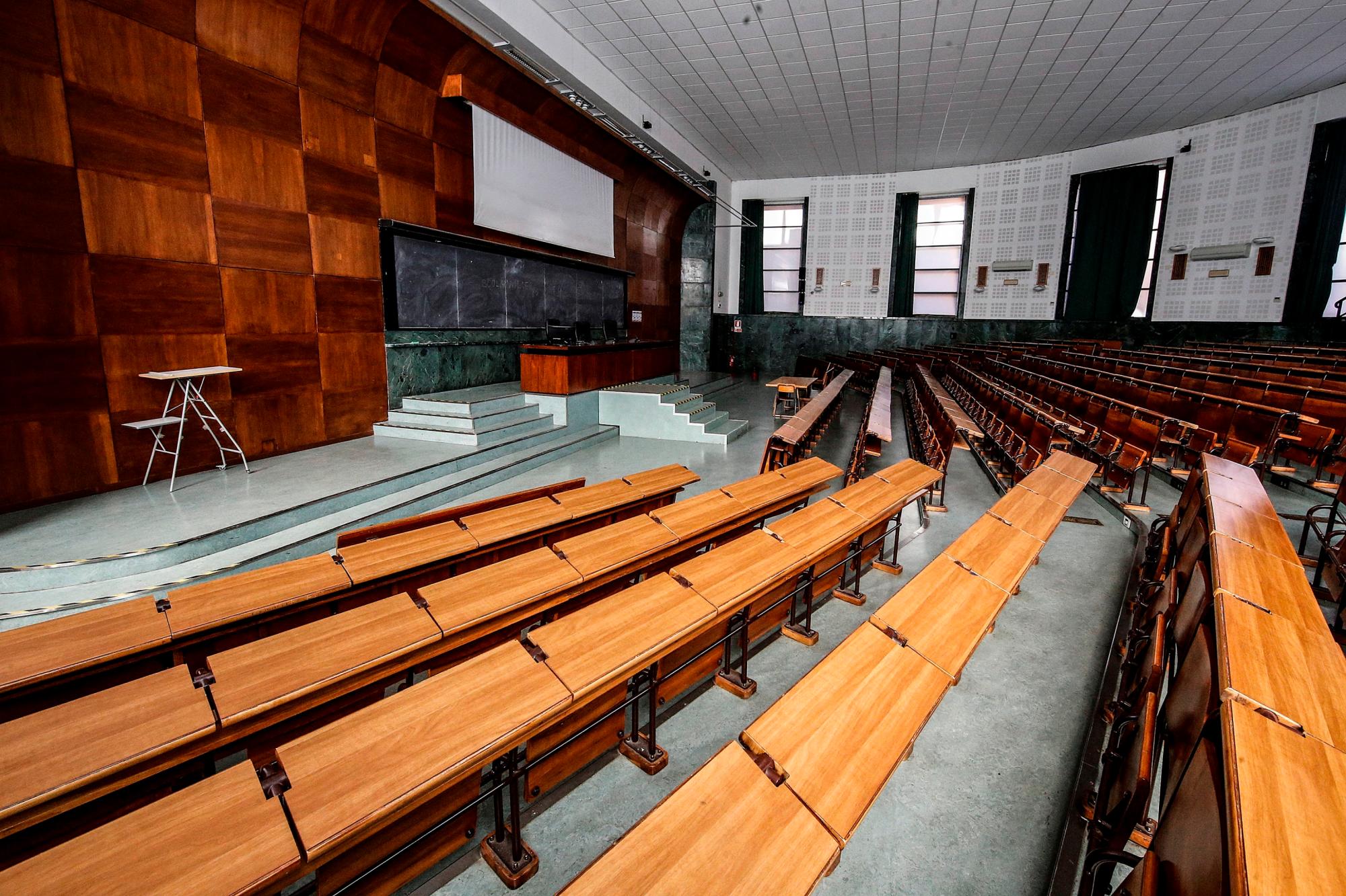 Una vista de un aula vacía en la casi abandonada Universidad La Sapienza en Roma, Italia, 05 de marzo de 2020. Todas las escuelas e instituciones de aprendizaje en toda Italia han estado cerradas hasta el 15 de marzo de 2020 en un intento por detener la propagación del coronavirus SARS-CoV-2 que causa la enfermedad COVID-19. Hasta ahora, ha habido al menos 2.700 casos confirmados y 107 muertes por la enfermedad en el país mediterráneo. (Italia, Roma) 