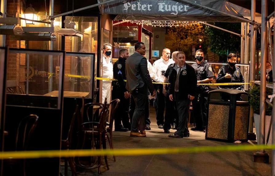 Dos heridos en un tiroteo frente a un icónico restaurante de Nueva York