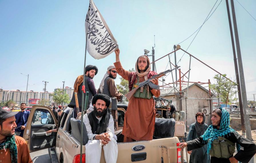 Talibanes declaran la victoria; Biden dice defenderá con fuerza a su gente