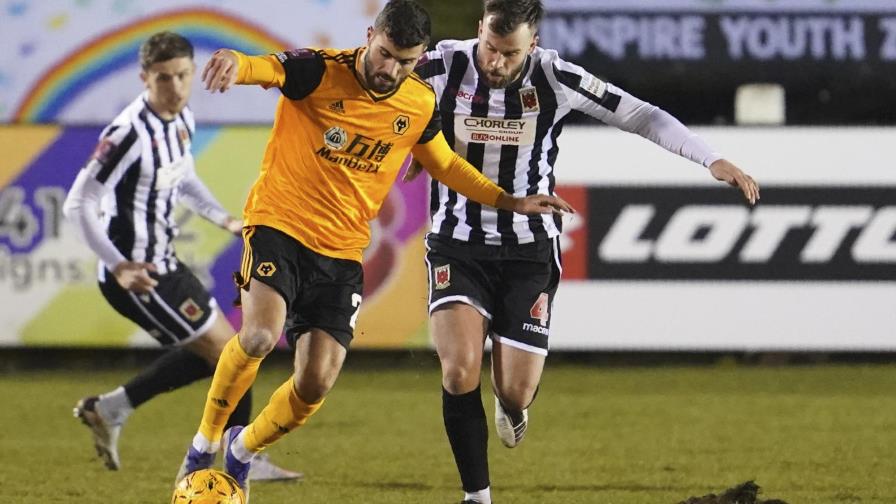 Wolverhampton vence apenas a club de 6ta división