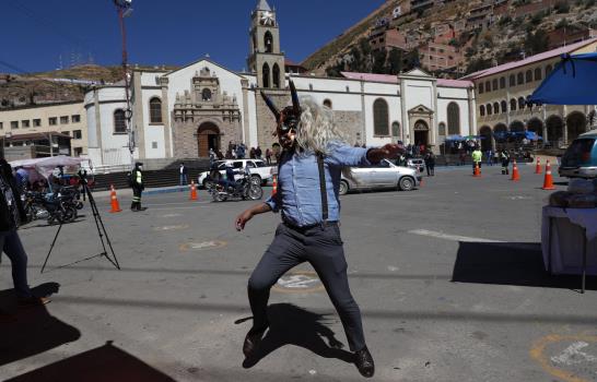 Bolivianos se las ingenian para mantener magia del carnaval