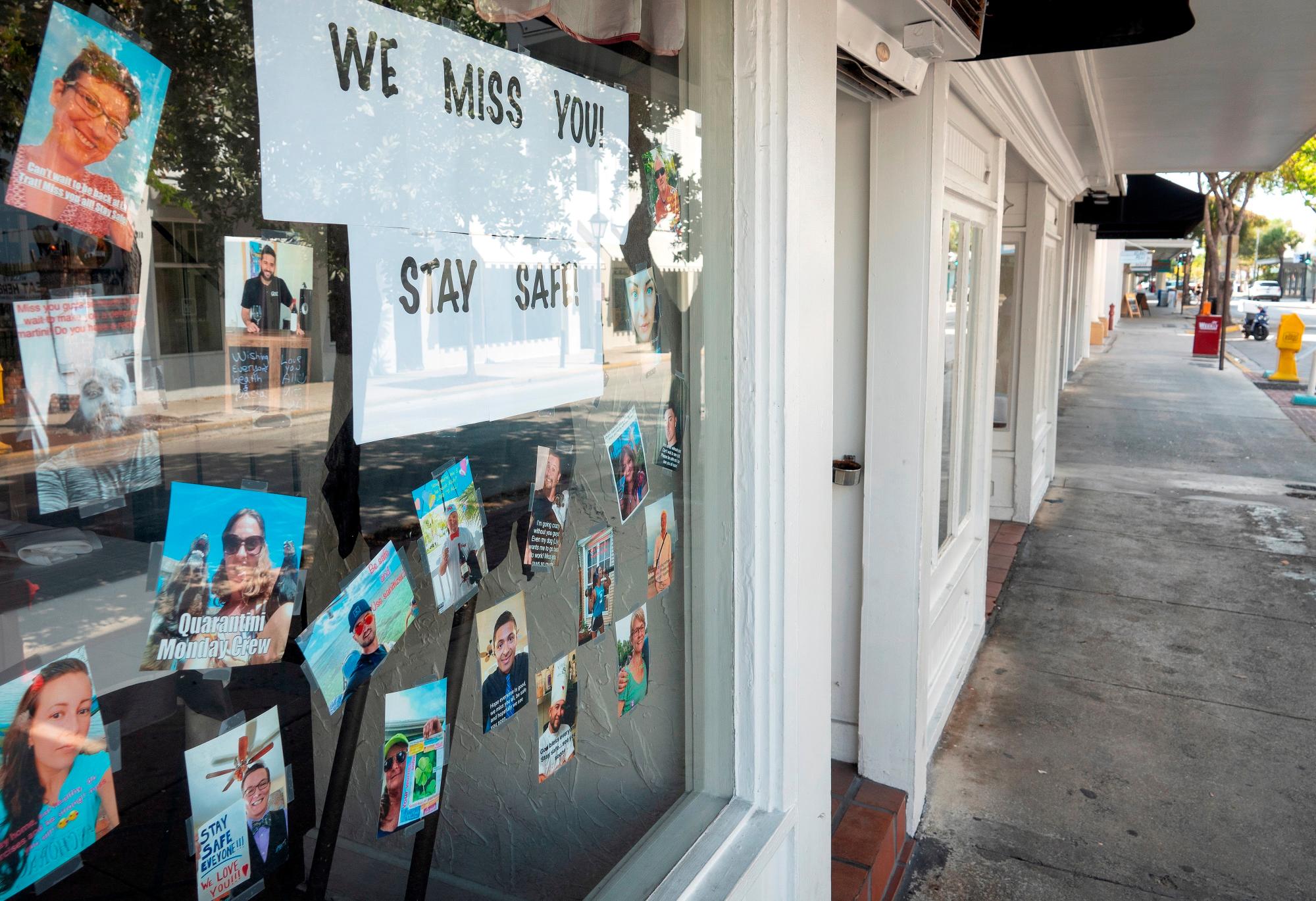 Mensaje “Los extrañamos, sigan a salvo” a la entrada de un negocio en una vacía calle Duval, la más concurrida para el turismo en Cayo Hueso, Florida (EE.UU).