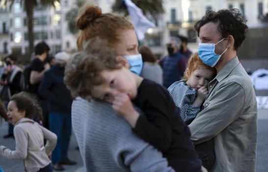 Familias y médicos piden vuelta a clases plena en Uruguay