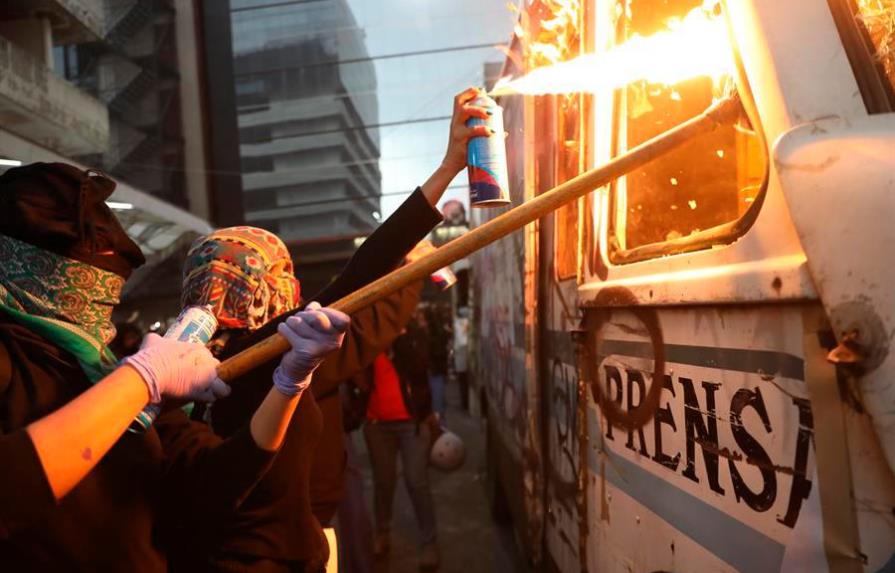 Feministas incendian vehículo de un periódico en Ciudad de México