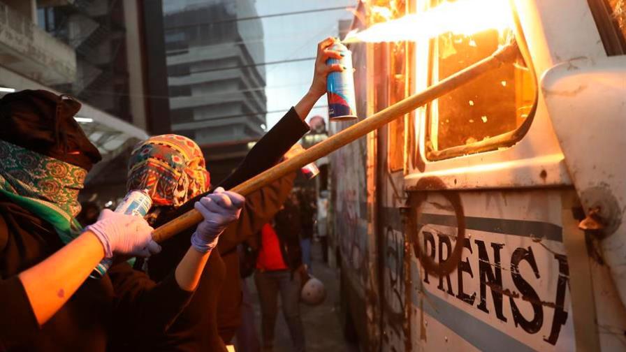 Feministas incendian vehículo de un periódico en Ciudad de México