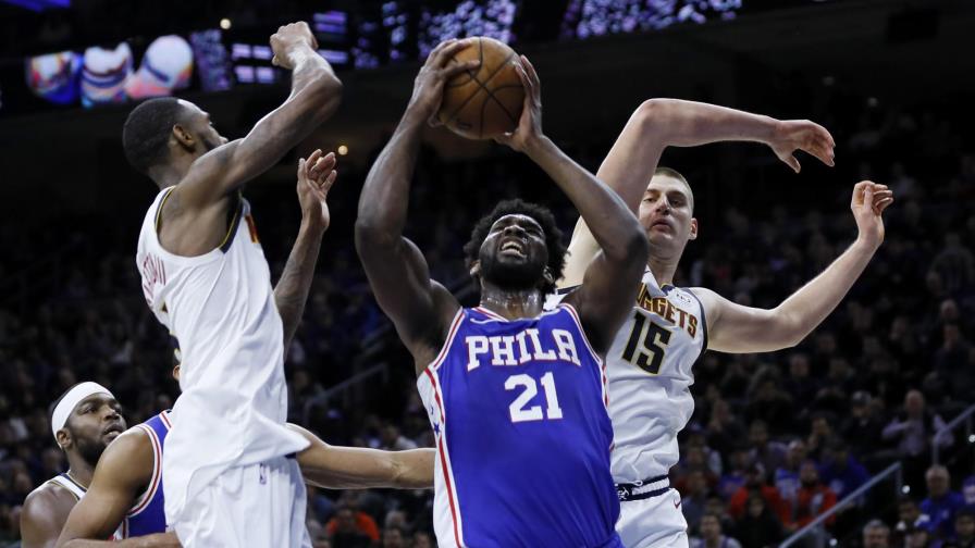 Embiid guía a 76ers para seguir perfectos en casa